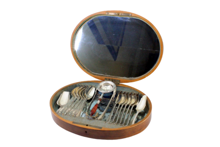 Conjunto de prata com coador, pinça, doze colheres e duas pá de açúcar em prata, estojo de madeira com espelho interior.